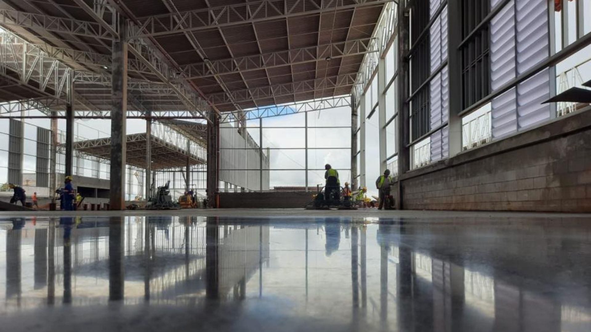 Piso industrial de concreto polido com fibras estruturais G-Four em galpão